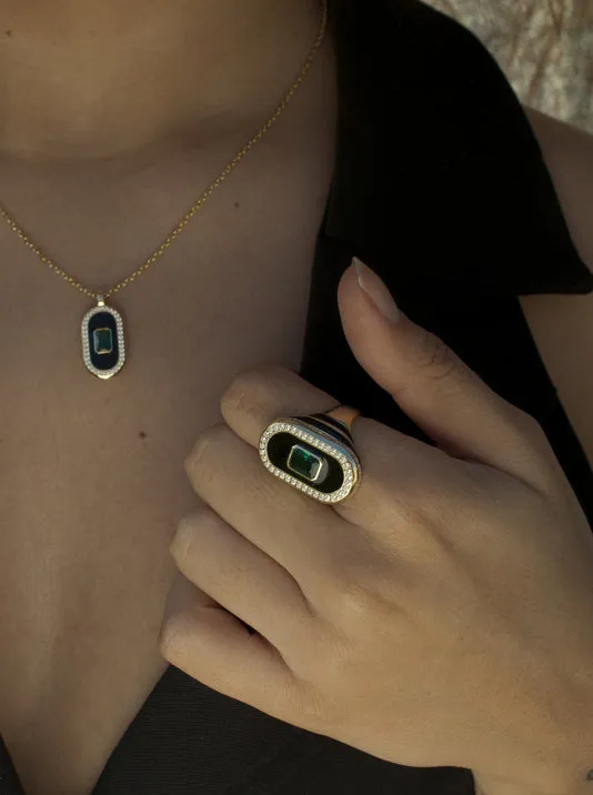 Anillo sello diseo ovalado con circonitas y gema central
