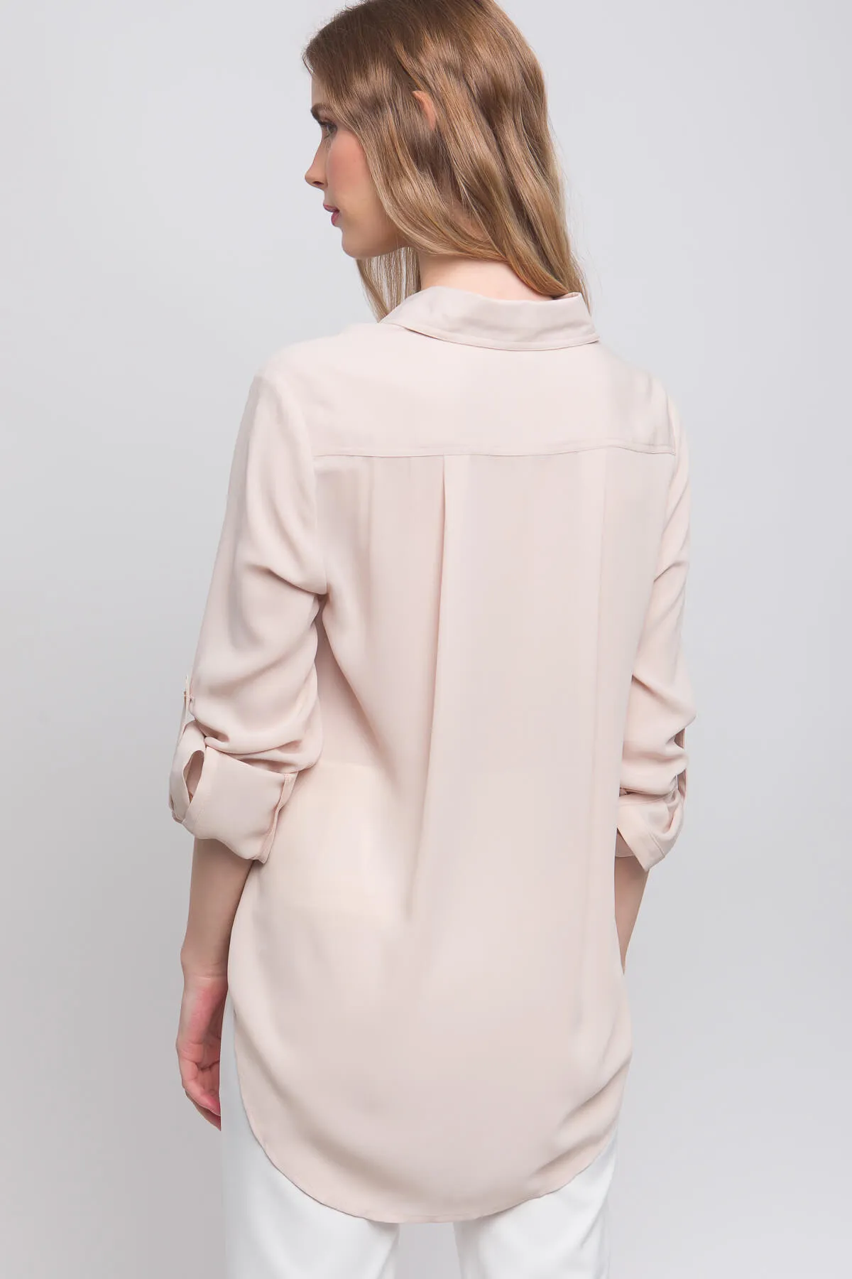 Blusa con mangas arrollables y bolsas cargo
