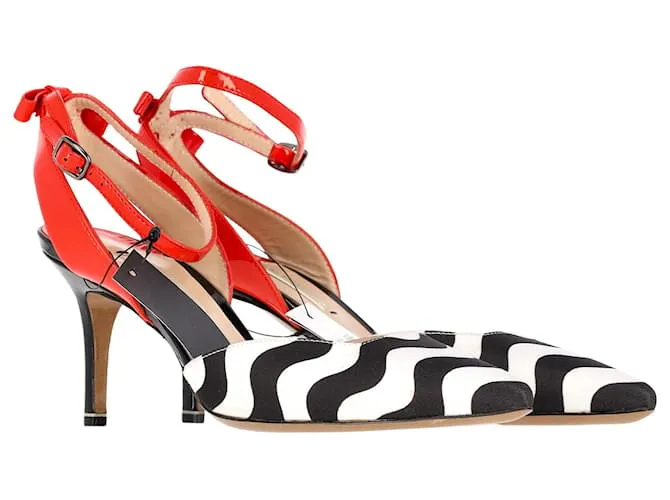 Tacones Slingback de satén negro de Nicholas Kirkwood 